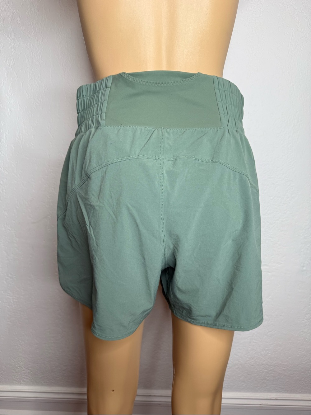 Outdoor Voices Womens Lightspeed 4” Shorts In Laurel Green Size Large - Picture 2 of 9